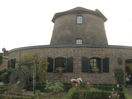 Geldern : Lessingstraße, die Rayers´sche Mühle ( Turmholländer von 1858 ) heißt heute Schwarzbach-Mühle und befindet sich in Privatbesitz.